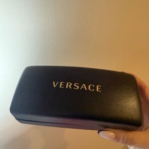 Versace Biggie sunglasses with box and Case 

FRAME Tortoise

LENSES Brown